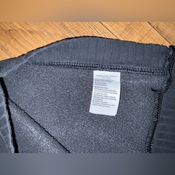 American Eagle hoodie in size large / it is in a soft black color -slits on side - Picture 7 of 8